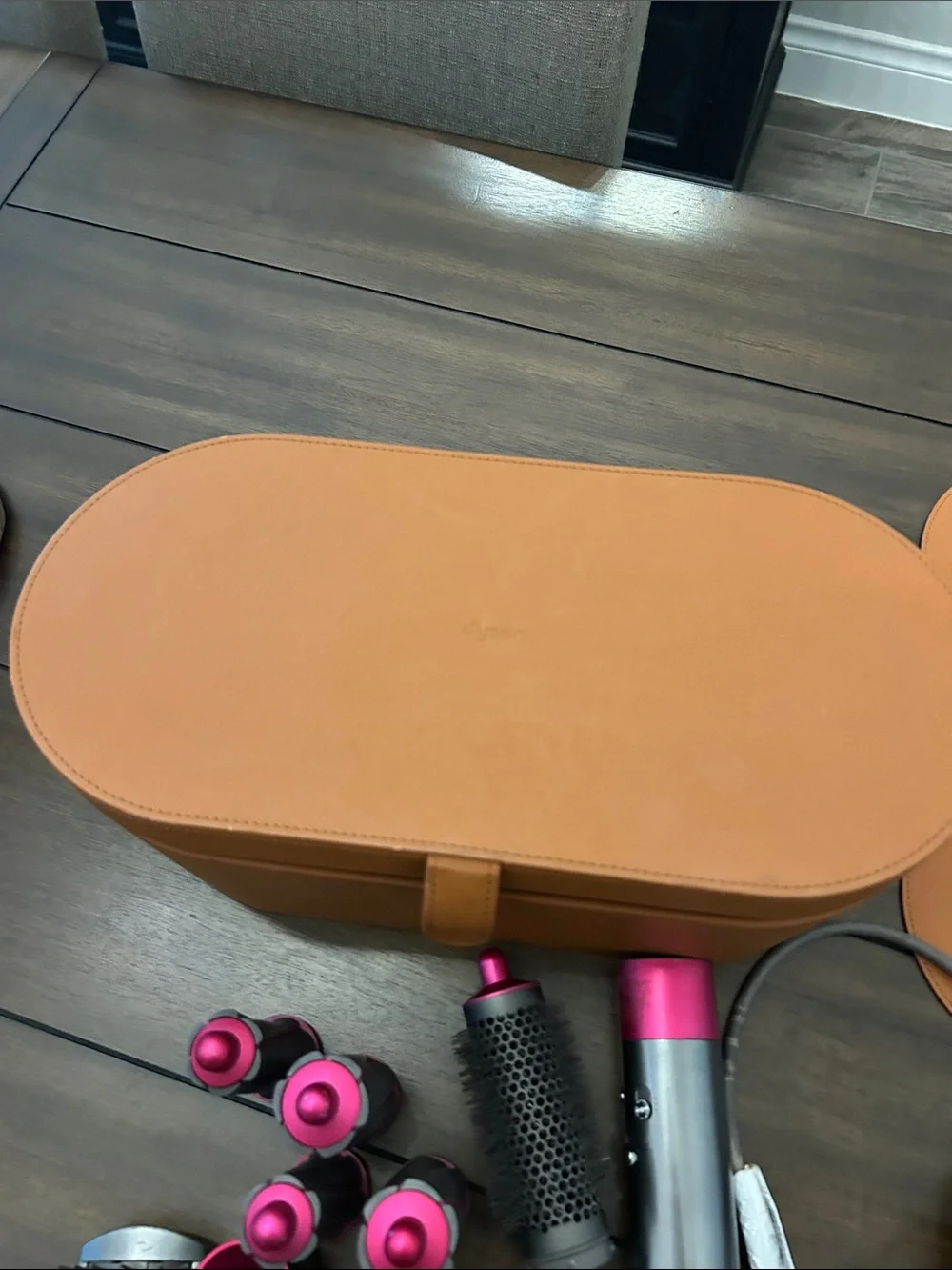 Dyson Hot Air Styler Set in Pink and Silver with Case. - Picture 2 of 4